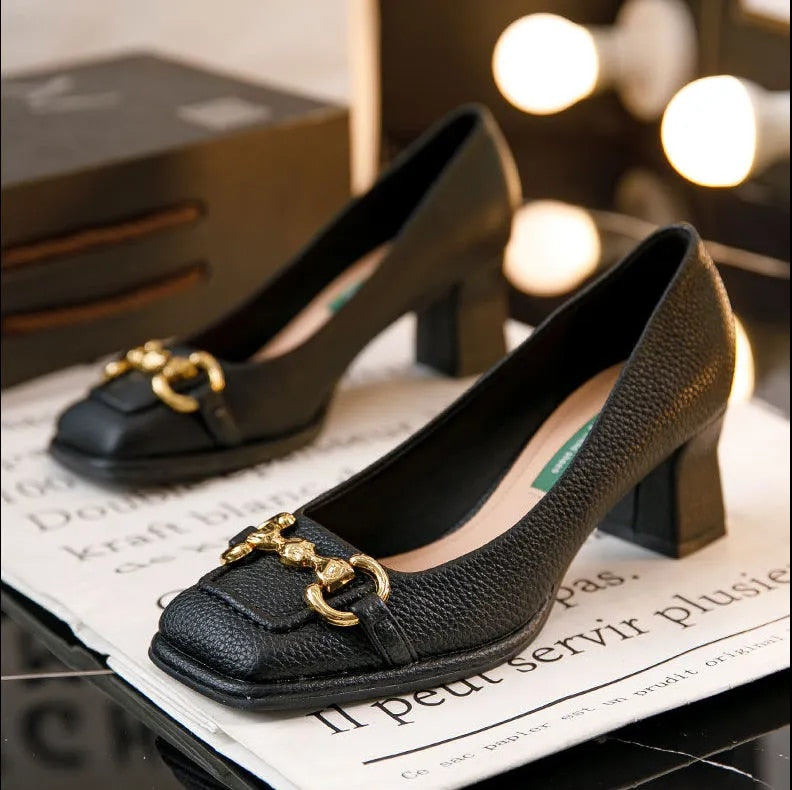 Scarpin Feminino Off-White com Corrente Dourada e Salto Bloco – Le Belle
