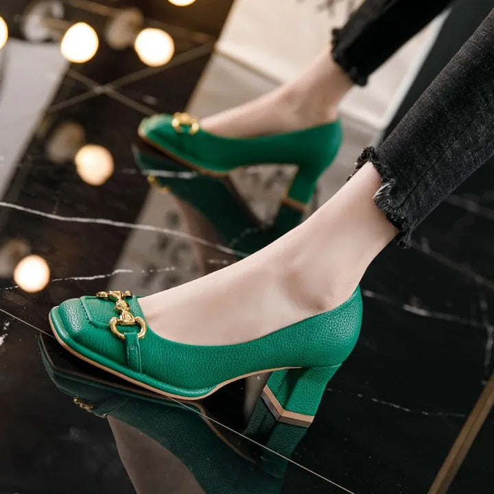 Scarpin Feminino Off-White com Corrente Dourada e Salto Bloco – Le Belle