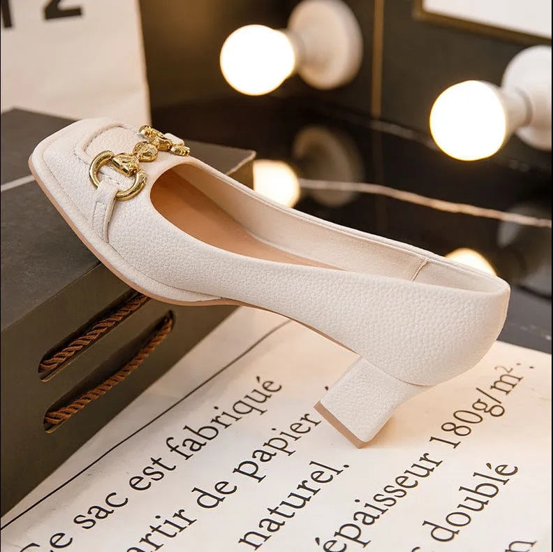 Scarpin Feminino Off-White com Corrente Dourada e Salto Bloco – Le Belle